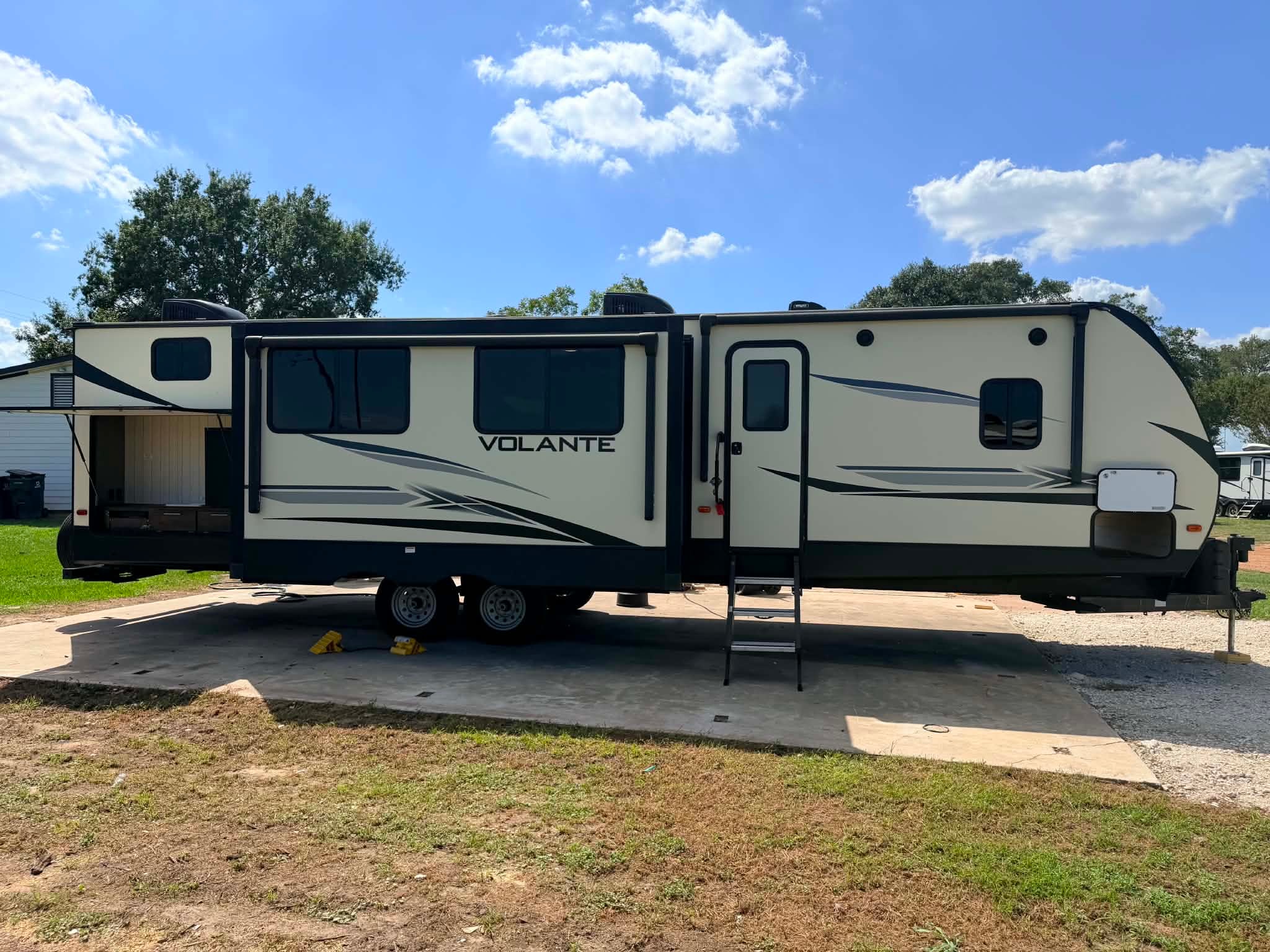 2019 Crossroads Volante 33DB travel trailer